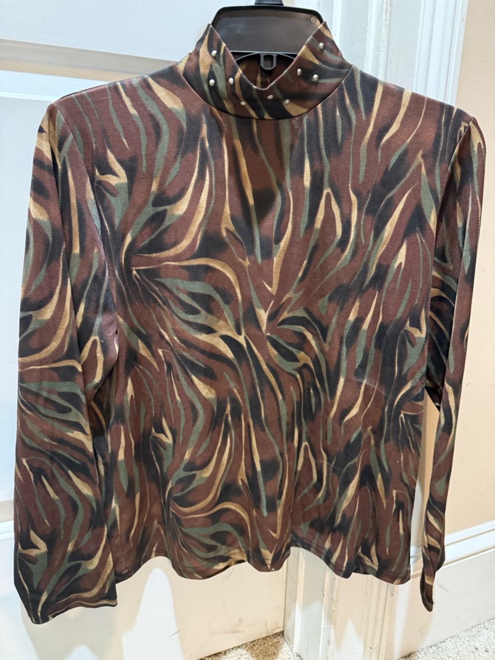 Arella neutral swirl top w/ rhinestones on neck ladies L